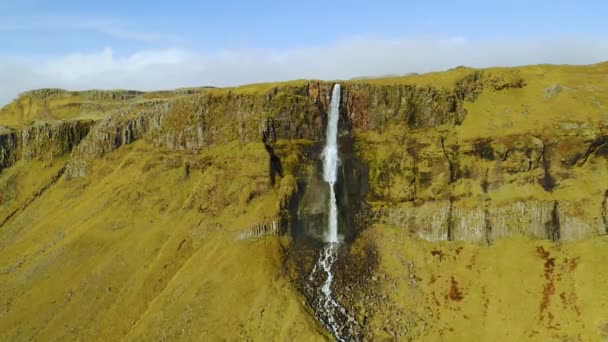Vue aérienne de la belle petite cascade en Islande au printemps
. - Séquence, vidéo