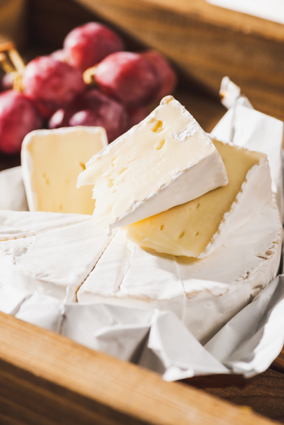 Camembert peyniri ve ahşap tepside üzümlü Fransız kahvaltısı manzarasını kapat. - Fotoğraf, Görsel