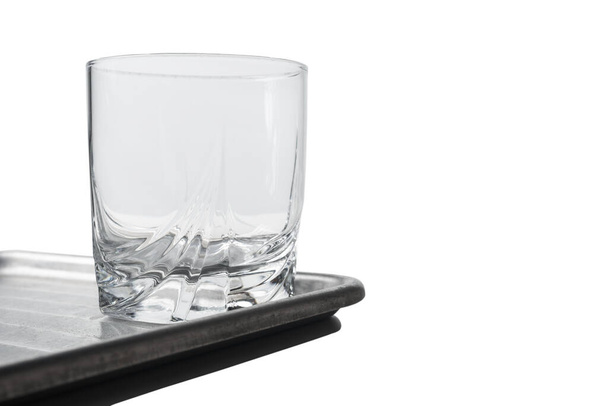 Glasbecher mit Stilllebenmuster auf einem silbernen Tablett isoliert auf weißem Hintergrund. - Foto, Bild