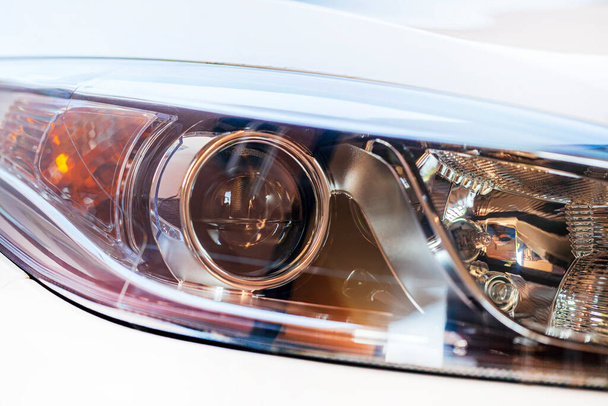 Farol de um carro moderno, óptica elegante, luz LED
 - Foto, Imagem