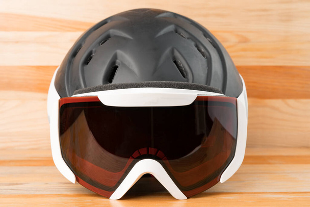 Equipo de protección para deportes de invierno de snowboard o esquí - casco y gafas
. - Foto, imagen