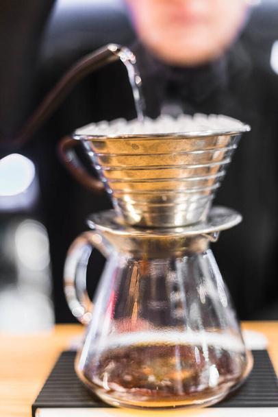 Koffie maken door barista - Foto, afbeelding