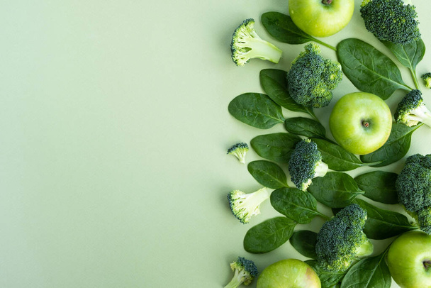 Verduras verdes y frutas en la mesa. Comida saludable, dieta de verano. Vista superior, plano, espacio para copiar
 - Foto, imagen