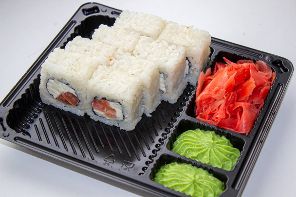 Sushi doboz. Japán menü fekete transzport doboz vagy bento doboz szürke háttér, felső nézet, közelről, felülről - Fotó, kép