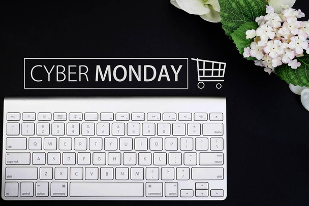 Cyber Poniedziałek koncepcja zakupów online. Widok górny lub płaski. - Zdjęcie, obraz