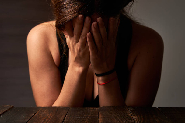 Оскорбленная женщина закрывает лицо и плачет. Понятие мужского насилия и насилия в отношении женщин
. - Фото, изображение