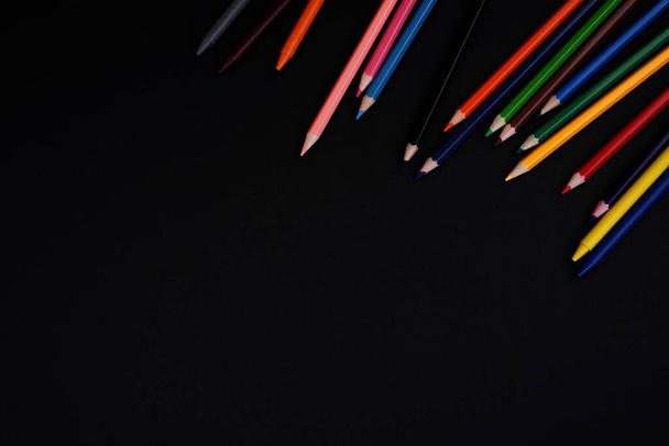 Снова в школу. Разнообразные карандаши, ластик, цветные карандаши, акварель и т.д. Плоский вид или вид сверху
. - Фото, изображение