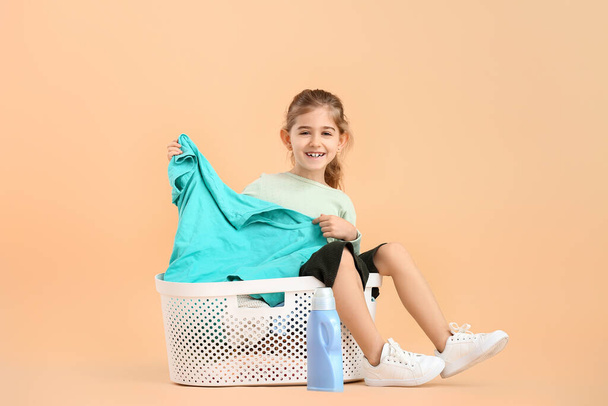 Malá dívka s prádlem na barevném pozadí - Fotografie, Obrázek