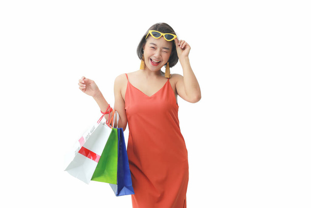 Όμορφη Ασιάτισσα κρατάει τσάντες για ψώνια. Τρόπος ζωής στα ψώνια. διαδρομή αποκοπής - Φωτογραφία, εικόνα