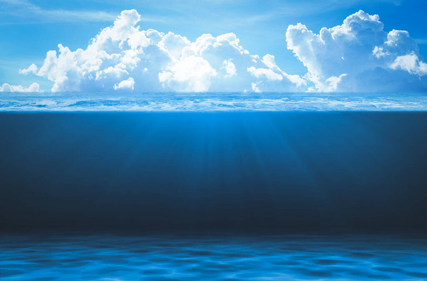 Sluneční paprsek modrá s bublinami hluboké moře nebo oceán pod vodou pozadí. - Fotografie, Obrázek