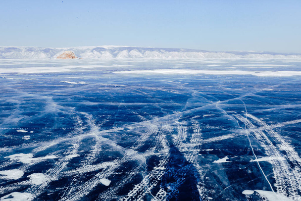 Látványos téli táj. Absztrakt sarkvidéki téli háttér. Téli jég a part mentén. - Fotó, kép