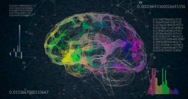 360 lage polygonale hersenen 3D-model draaien op zwarte achtergrond met geanimeerde nummers en diagrammen. 4k animatie - Foto, afbeelding