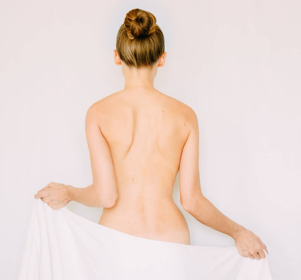 Widok z tyłu Kobieta w ręczniku, Piękna młoda kobieta przygotować swoje ciało do prysznica, spa lub masażu - Zdjęcie, obraz