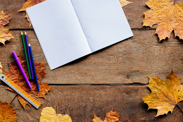 Обои на 1 сентября. Осенние листья на деревянном фоне с копировальным пространством
. - Фото, изображение