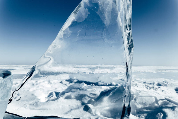 Blokken ijs die schitteren in de zon. Arctische winterachtergrond. Winterijs langs de kust. - Foto, afbeelding