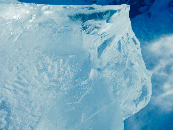 На сонці мерехтять кубики льоду. Північний полярний зимовий фон. Зимовий лід вздовж берега.. - Фото, зображення