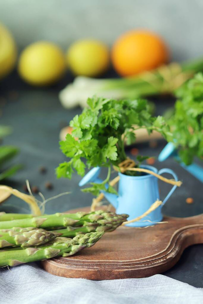 Fűszeres fűszernövények, spárga, citrom, fűszerek, lencse a konyhaasztalon az egészséges házi készítésű élelmiszerek ökológiai termékekből való elkészítéséhez - Fotó, kép