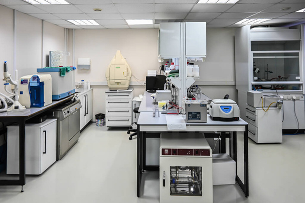 Laboratoire de biologie moléculaire. Laboratoire moderne avec équipement
. - Photo, image