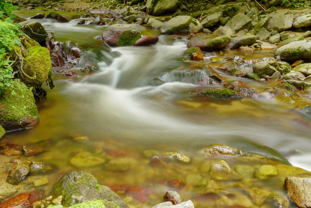 Lange belichting opname van een rivier Bijela stroom  - Foto, afbeelding