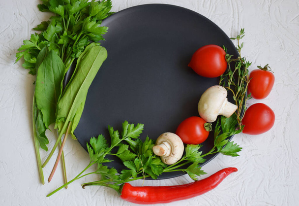 Vegetarisch eten op een bord, bovenaanzicht - Foto, afbeelding