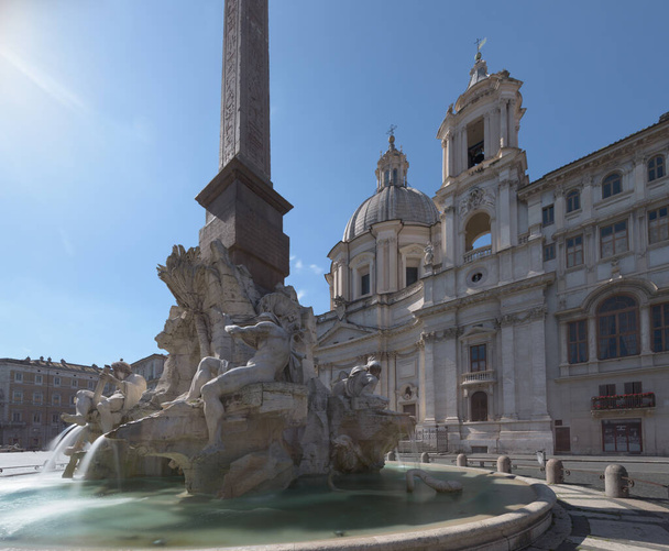 Rom, Italien-12. März 2020: Beliebter Touristenort Piazza Navona steht nach den von der Regierung eingeführten Maßnahmen zur Eindämmung des Coronavirus leer - Foto, Bild