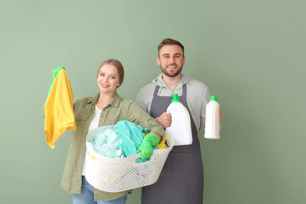 Paar mit Wäsche auf farbigem Hintergrund - Foto, Bild