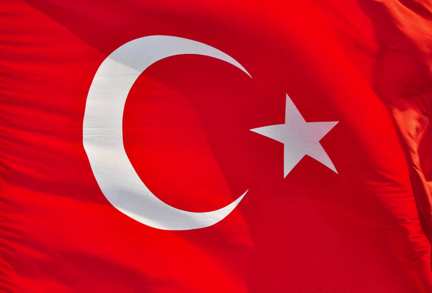 Török zászló. Török nemzeti zászló lobogtatása. - Fotó, kép
