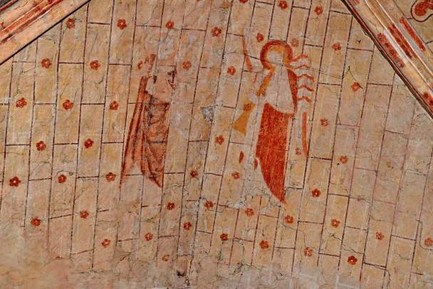 Vernouillet; Franciaország - május 18 2020: 13. századi freskó a történelmi Szent Etienne templomban - Fotó, kép
