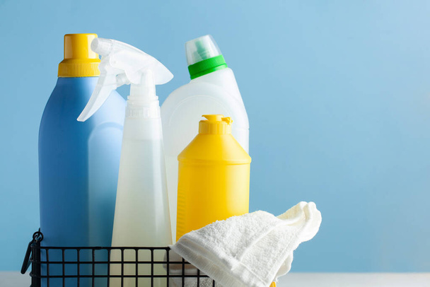 Prodotti di pulizia per la pulizia, disinfezione della casa. Il concetto di detergente, l'impresa di pulizie. Copia spazio
 - Foto, immagini