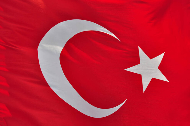 Turkse vlag. Turkse nationale vlag wapperend. - Foto, afbeelding