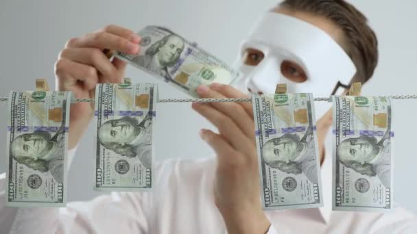 匿名の資金洗浄を依頼した。ドルはクロスピンロープで乾く。資金洗浄の概念。金融詐欺だ。金融犯罪だ。犯罪収益の合法化. - 映像、動画