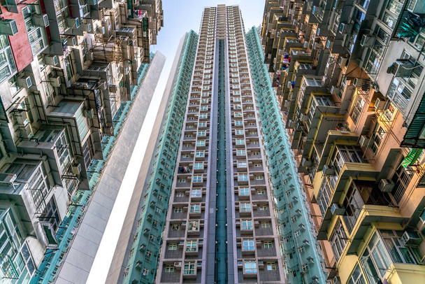 香港のタイコーに近いモンタンマンションと呼ばれる観光客の間で人気があります。混雑した古いレトロな建物 - 写真・画像