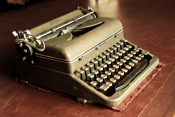 Starý psací stroj na stole - Fotografie, Obrázek