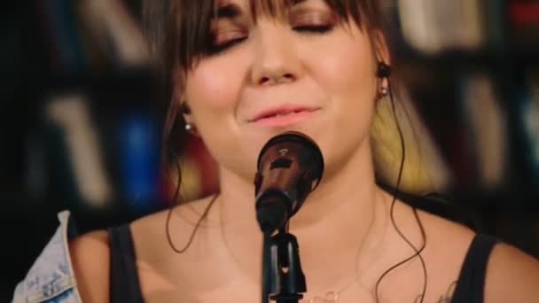 Canlı yayında mikrofonda şarkı söyleyen Avrupalı genç bayan solistin portresi - Video, Çekim
