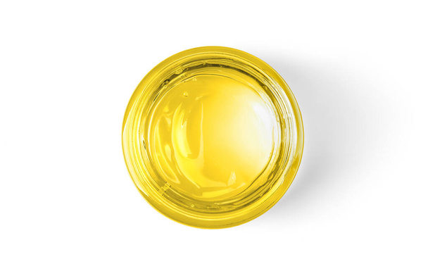 Glas mit gelber Körpercreme auf weißem Hintergrund Draufsicht. mit Schnittpfad - Foto, Bild