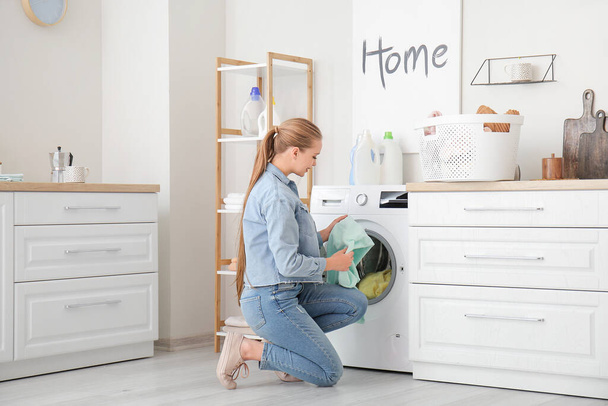 mladá žena dělá prádlo doma - Fotografie, Obrázek