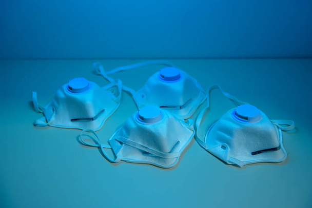 Респіратори N95 стерилізовані під ультрафіолетовим світлом. УФ стерилізація захисних масок в лікарні для повторного використання. захист та безпека медичних працівників. Концепція запобігання ковід-19
.  - Фото, зображення