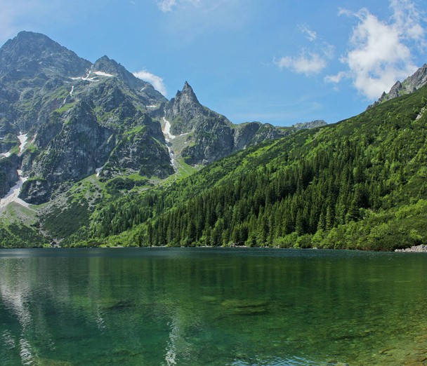 Η λίμνη Morskie Oko το καλοκαίρι ηλιόλουστο καιρό. Δυτικά Καρπάθια βουνά. Εθνικό Πάρκο Tatra στην κοιλάδα Rybi Potok (the Fish Brook), Zakopane, Πολωνία. - Φωτογραφία, εικόνα