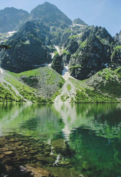O lago Morskie Oko ou Olho do Mar. Montanhas Cárpatas Ocidentais. The Tatra National Park in the Rybi Potok (the Fish Brook) Valley, Zakopane, Polónia
. - Foto, Imagem