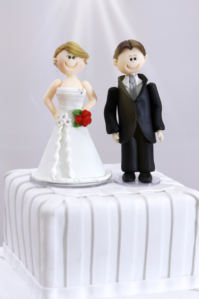 όμορφα αγάλματα της νύφης και του γαμπρού διακοσμητική γαμήλια τούρτα - γαμήλια νύφη και γαμπρός ζευγάρι κούκλα στην γαμήλια τούρτα - Φωτογραφία, εικόνα