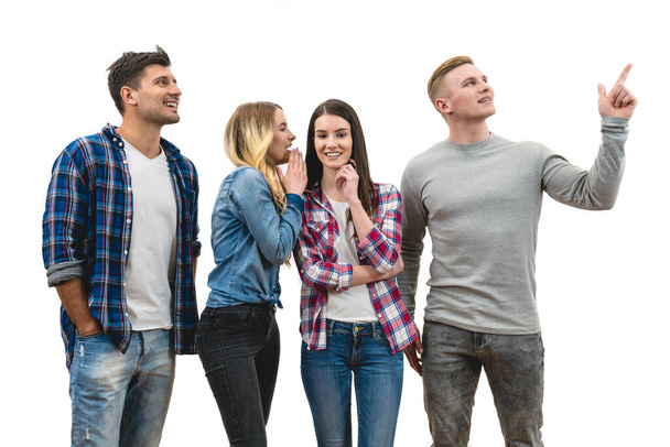 Четверо счастливых людей стоят и жестикулируют на белом фоне
 - Фото, изображение