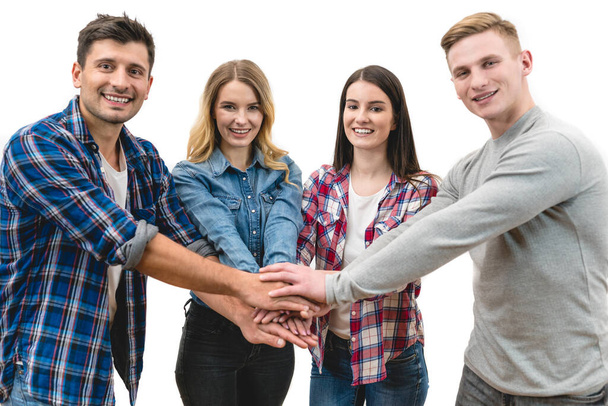 Die vier glücklichen Menschen halten Händchen auf weißem Hintergrund - Foto, Bild