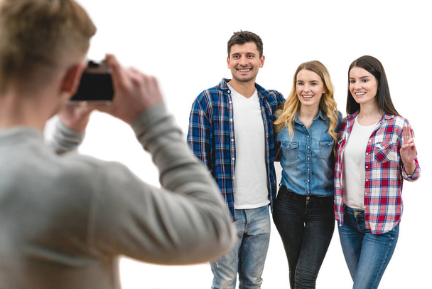 A négy boldog ember csinál egy képet a fehér háttér - Fotó, kép