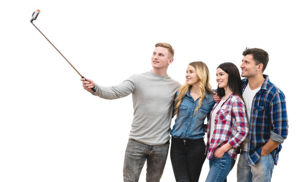 Les quatre amis font un selfie sur le fond blanc
 - Photo, image