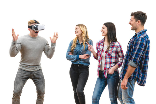 Os quatro amigos se divertem com óculos de realidade virtual no fundo branco
 - Foto, Imagem