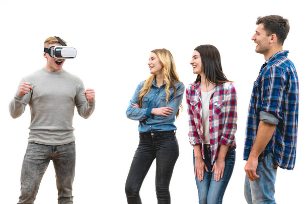 Os quatro amigos se divertem com óculos de realidade virtual no fundo branco
 - Foto, Imagem