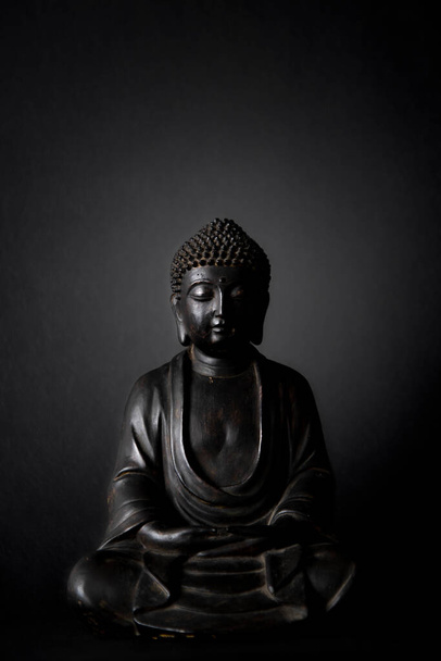 fekete buddha szobor fekete háttér - Fotó, kép