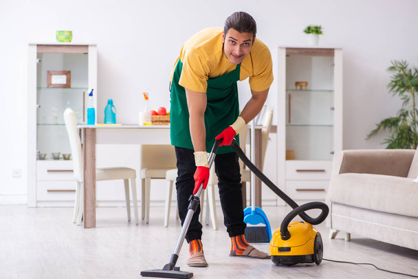 家を掃除する若い男の請負業者 - 写真・画像