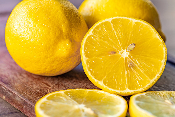 Крупним планом лимон на дерев'яному фоні
 - Фото, зображення