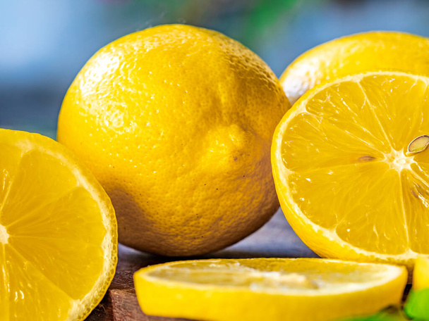 Zavřít citron na dřevěném pozadí - Fotografie, Obrázek